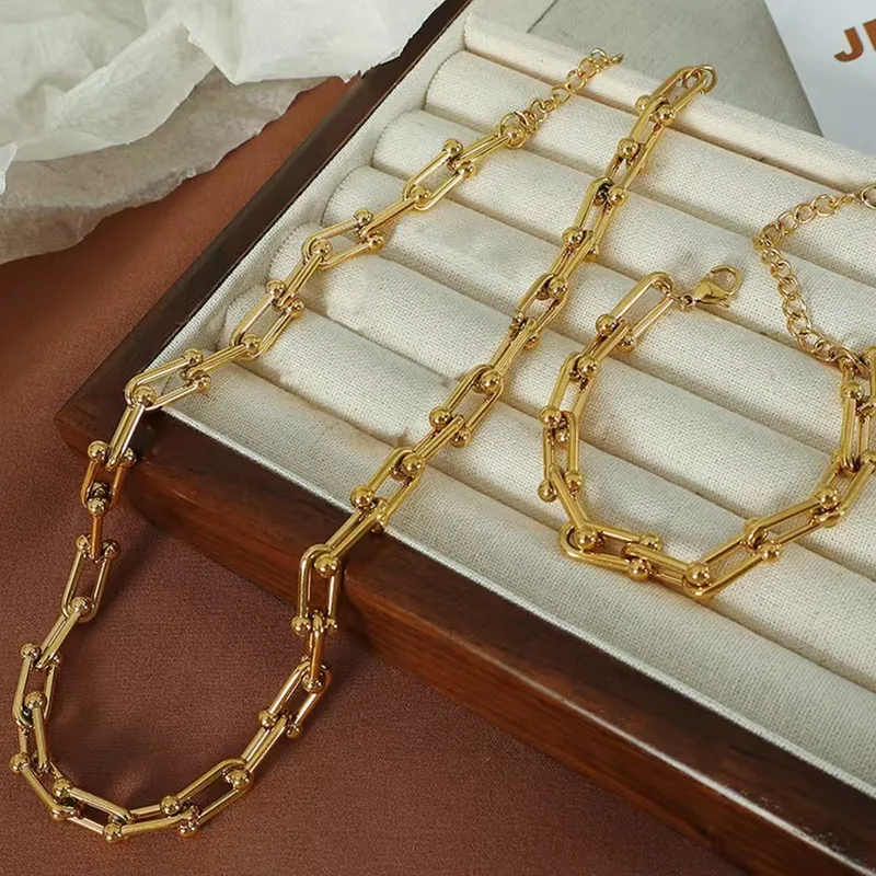 Minimalist Chain Set